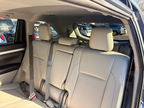 Used 2019 Toyota Highlander XLE image 14