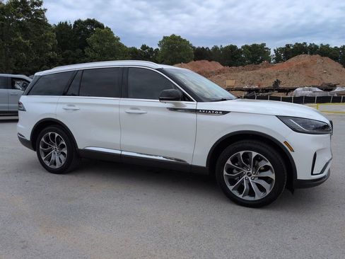 Used 2025 Lincoln Aviator Reserve w/ Illumination Package AWD/4WD image 2