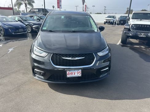 Used 2023 Chrysler Pacifica Touring-L image 7