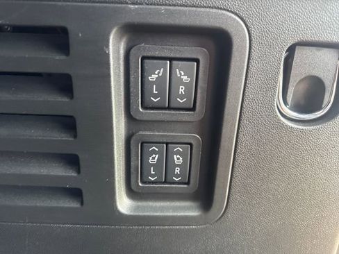 Used 2025 Chevrolet Traverse RS image 36