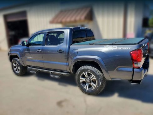 Used 2017 Toyota Tacoma TRD Sport w/ Tow Package image 3