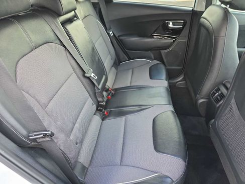 Used 2022 Kia Niro EX image 17