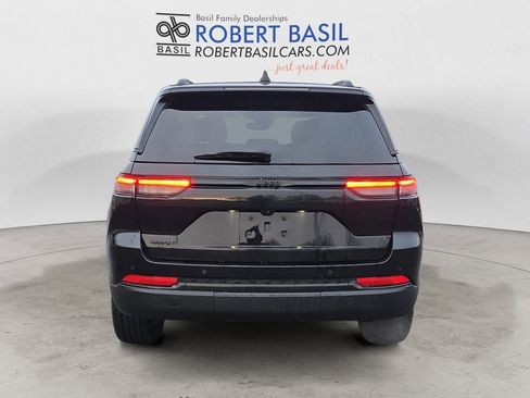 Used 2023 Jeep Grand Cherokee Altitude image 4