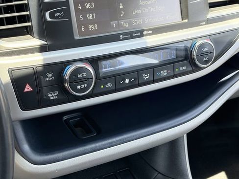 Used 2019 Toyota Highlander Plus FWD image 16