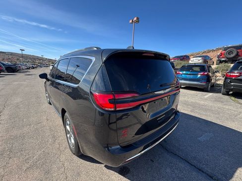 Used 2022 Chrysler Pacifica Limited image 3