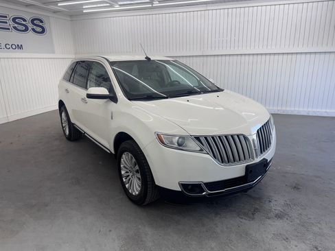 Used 2012 Lincoln MKX FWD image 3
