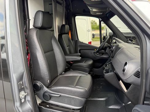 Used 2022 Mercedes-Benz Sprinter 4500 w/ Parking Package image 9