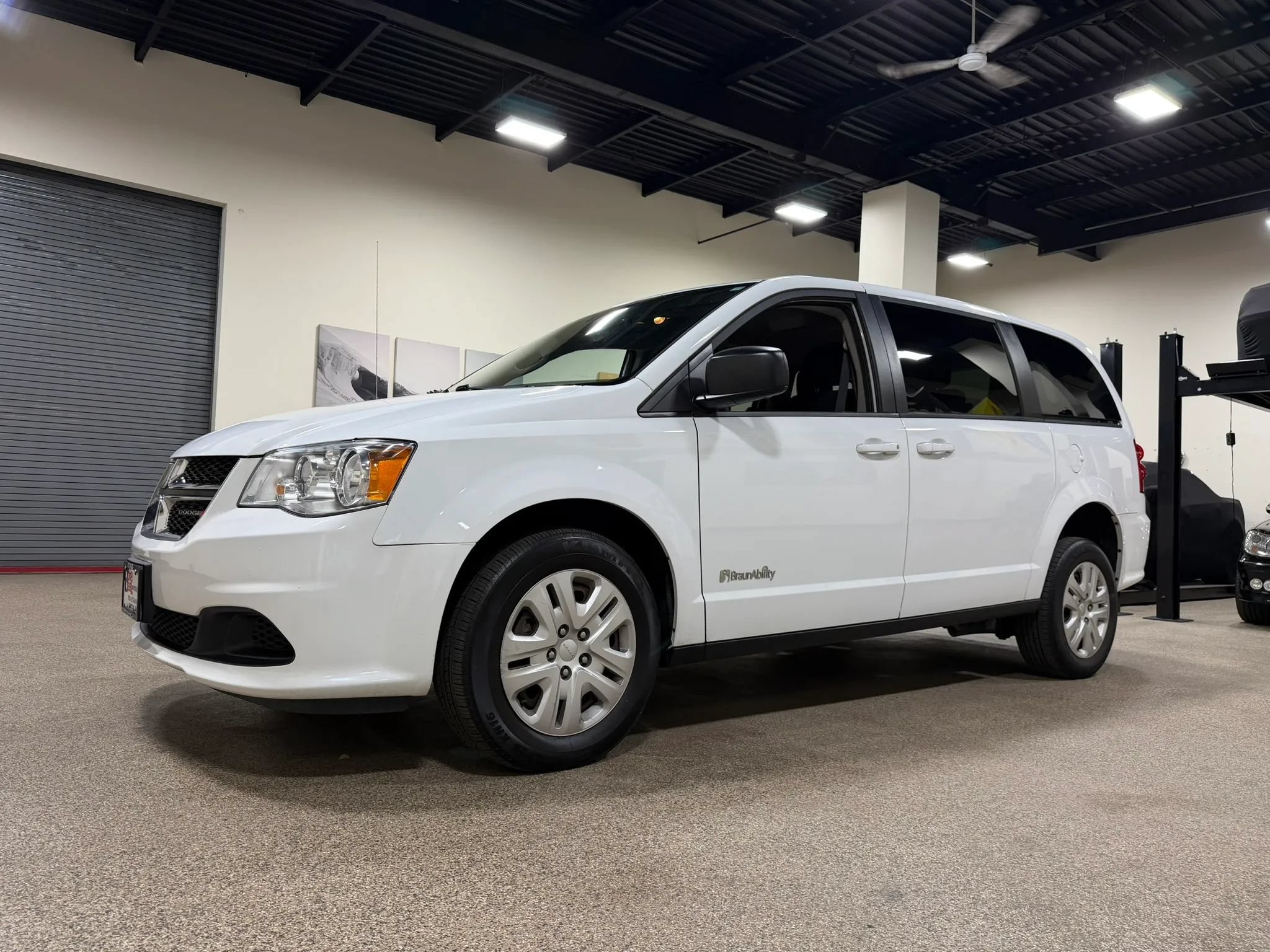 Used 2018 Dodge Grand Caravan SE FWD image 2