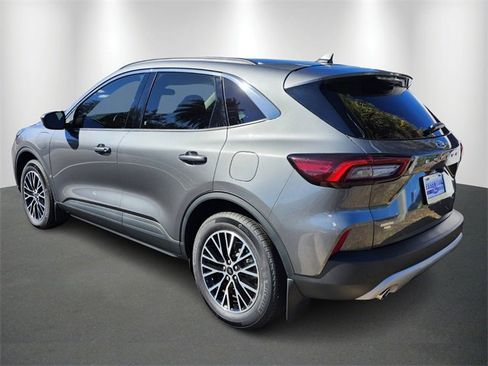 Used 2023 Ford Escape SE image 3