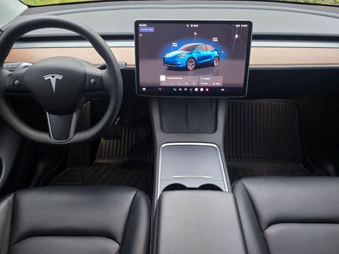 Used 2025 Tesla Model Y Long Range image 15