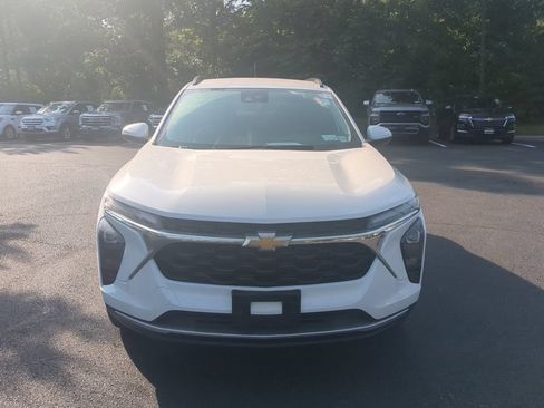 Used 2024 Chevrolet Trax LT w/ LT Convenience Package FWD image 2