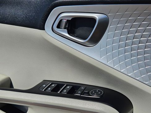 Used 2022 Kia Soul LX FWD image 11