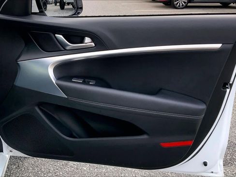 Used 2023 Genesis G70 2.0T image 40