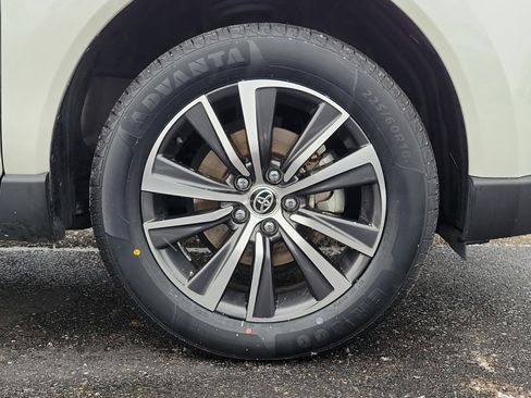 Used 2021 Toyota Venza LE w/ Carpet Mat Package (TMS) image 5