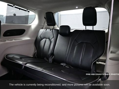 Used 2023 Chrysler Pacifica Limited image 10