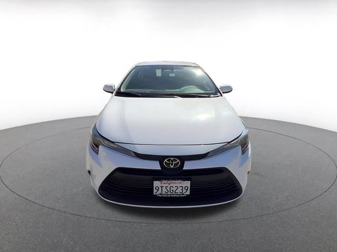 Used 2025 Toyota Corolla LE FWD image 4