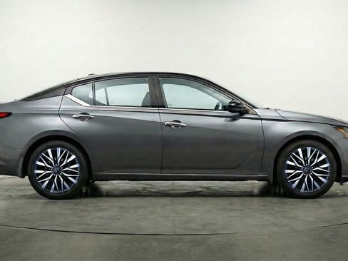 Used 2025 Nissan Altima 2.5 SV FWD image 11
