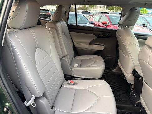 Used 2023 Toyota Highlander XLE AWD/4WD image 13