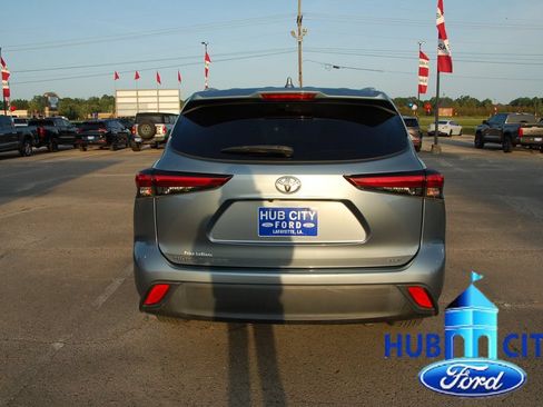 Used 2022 Toyota Highlander XLE FWD image 4