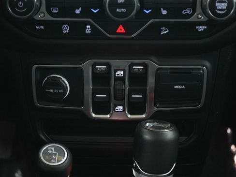 Used 2018 Jeep Wrangler Unlimited Sahara AWD/4WD image 18