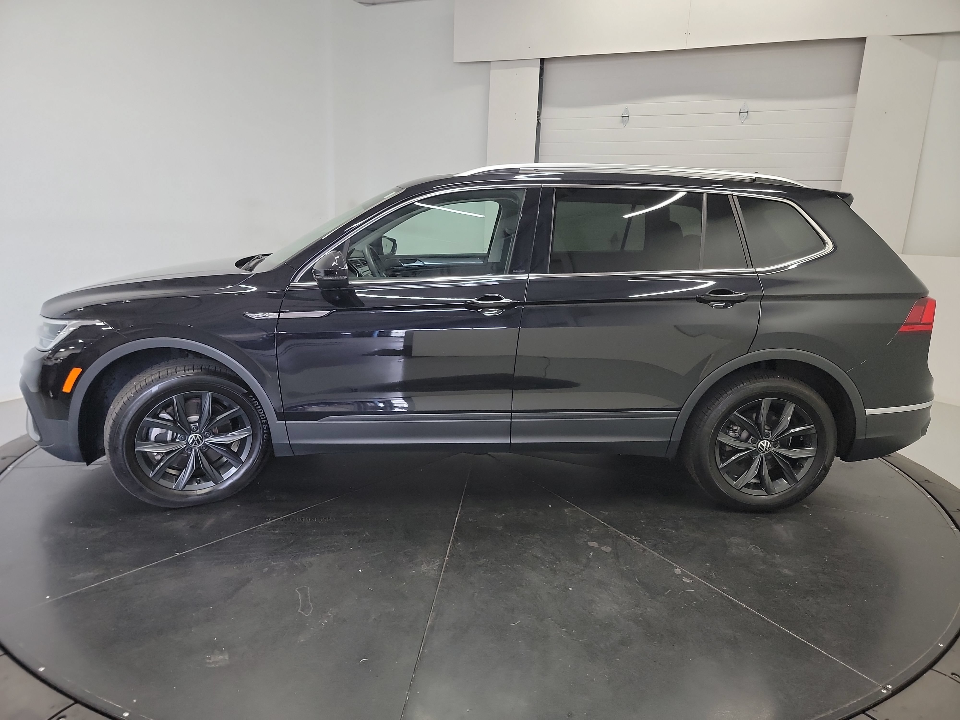 Used 2024 Volkswagen Tiguan SE AWD/4WD image 4