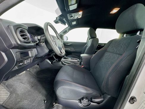Used 2018 Toyota Tacoma TRD Off-Road image 15
