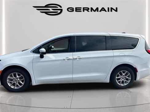 Used 2023 Chrysler Pacifica Touring-L FWD image 4
