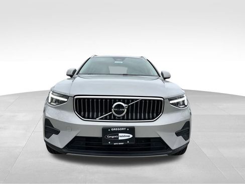 Used 2025 Volvo XC40 B5 Core image 3