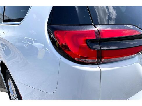 Used 2024 Chrysler Pacifica Touring-L FWD image 35