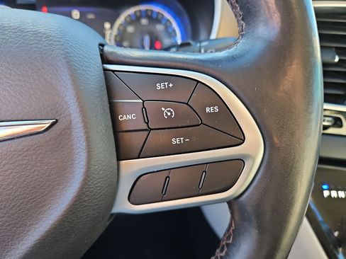 Used 2018 Chrysler Pacifica Touring-L Plus w/ Tire & Wheel Group image 18