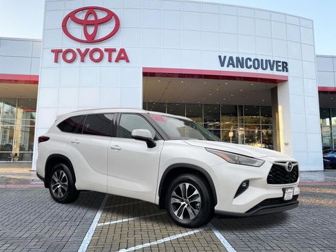 Used 2022 Toyota Highlander XLE AWD/4WD image 1