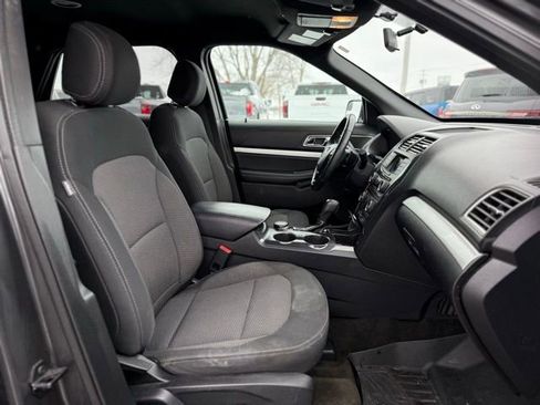 Used 2017 Ford Explorer XLT image 16