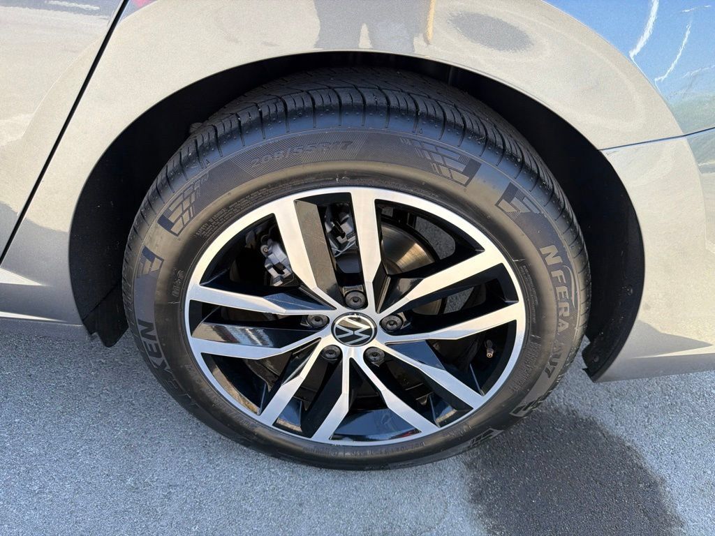 Used 2025 Volkswagen Jetta SE FWD image 12