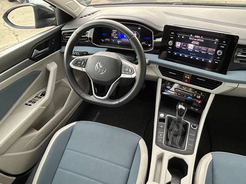 Used 2026 Volkswagen Jetta SE FWD image 9