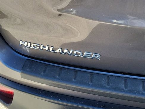 Used 2019 Toyota Highlander SE w/ Carpet Mat Package (TMS) image 8