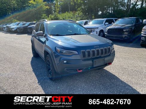 Used 2019 Jeep Cherokee Trailhawk w/ Cold Weather Group AWD/4WD image 3