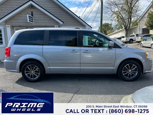 Used 2017 Dodge Grand Caravan SXT image 8