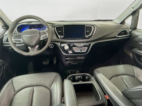 Used 2025 Chrysler Pacifica Select image 31