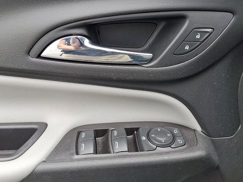 Used 2021 Chevrolet Equinox LS image 12