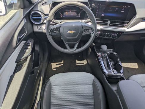 Used 2025 Chevrolet Trax LT FWD image 17