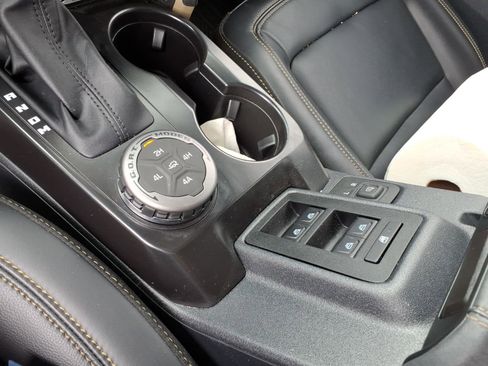 Used 2025 Ford Bronco Badlands image 21