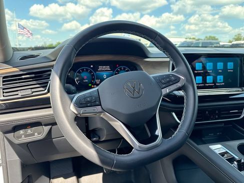 Used 2024 Volkswagen Atlas SE AWD/4WD image 11