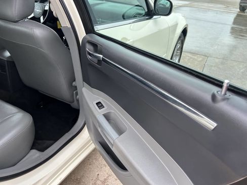 Used 2005 Chrysler 300 Touring image 17