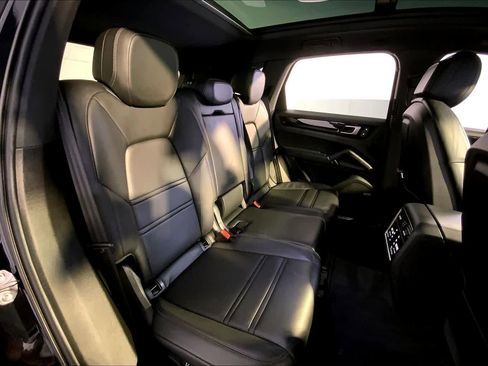 Used 2022 Porsche Cayenne w/ Premium Package image 23
