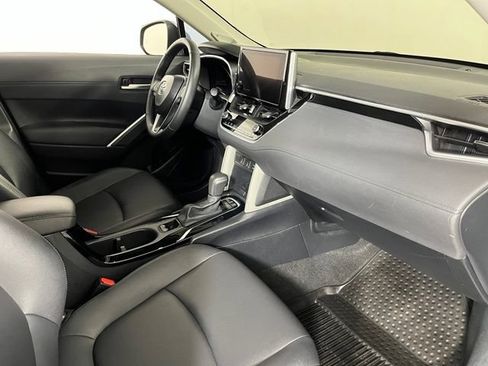 Used 2024 Toyota Corolla Cross XLE w/ Convenience Package AWD/4WD image 40