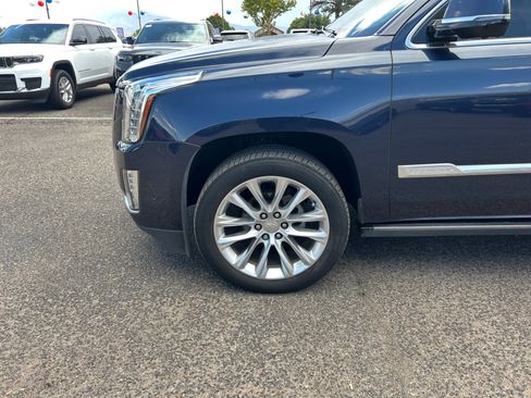Used 2017 Cadillac Escalade Premium Luxury AWD/4WD image 26