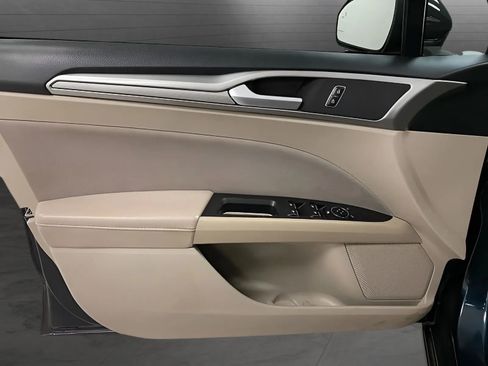 Used 2020 Ford Fusion SE FWD image 9