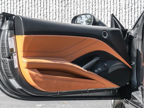 Used 2015 Ferrari California T image 27
