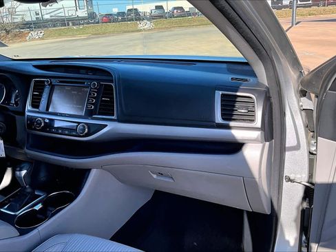 Used 2017 Toyota Highlander Plus image 17