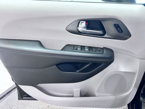 Used 2023 Chrysler Pacifica Touring-L image 5